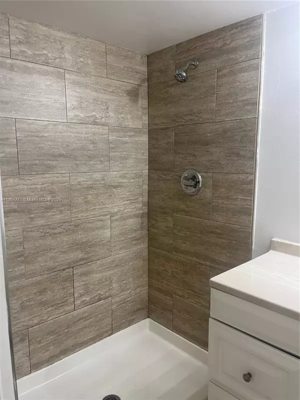 725 NW 103rd Ter #101, Pembroke Pines, FL 33026