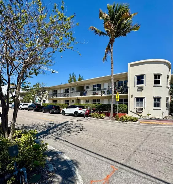 605 77th St, Miami Beach, FL 33141