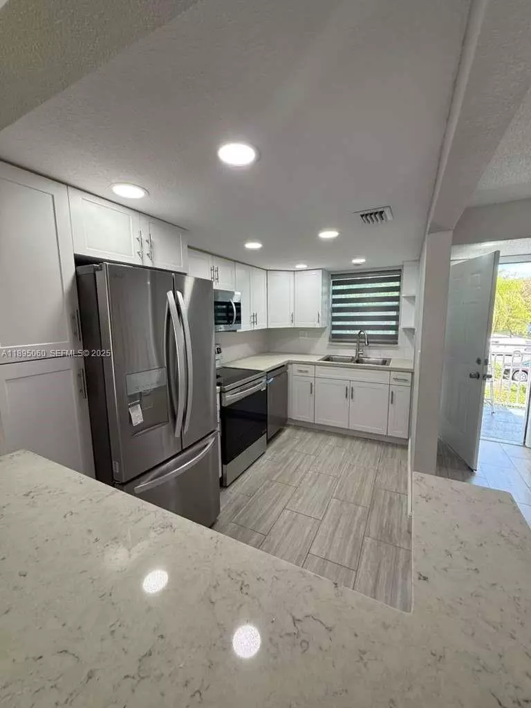 Miami, FL 33172,9353 Fontainebleau Blvd #A201