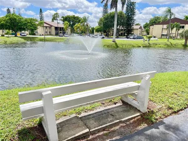 Green Acres, FL 33463,340 Pine Ridge Cir #D-1