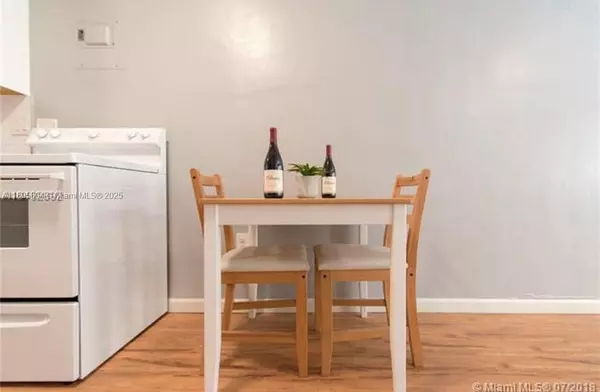 Miami Beach, FL 33139,75 Washington Ave #9