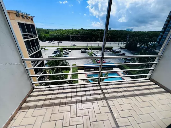 North Miami Beach, FL 33160,2935 NE 163rd St #6B