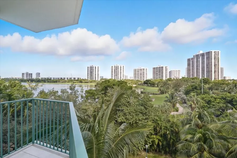 20000 E Country Club Dr #516, Aventura, FL 33180