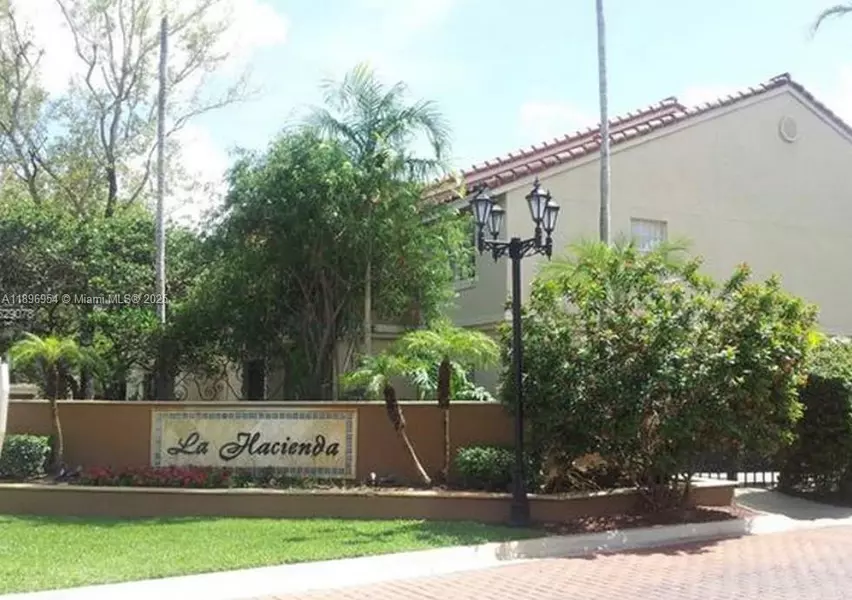 18342 NW 68th Ave #E, Hialeah, FL 33015