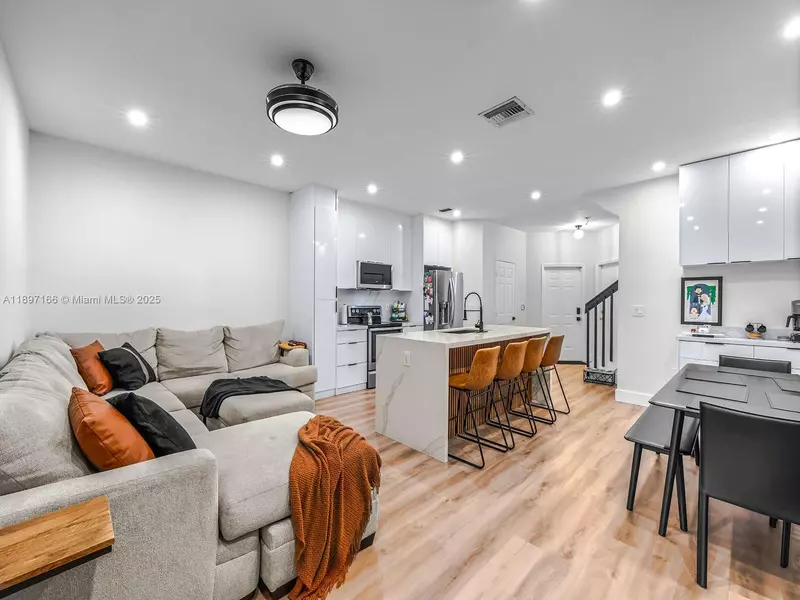 1061 NW 100th Ave, Pembroke Pines, FL 33024