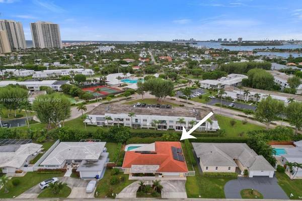 1221 Singer Dr, Singer Island, FL 33404