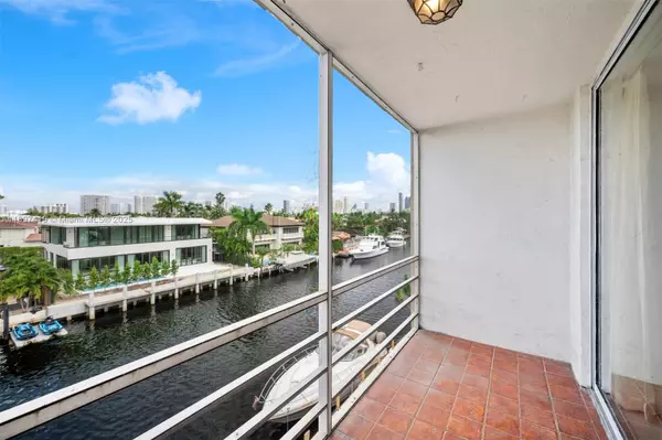 North Miami Beach, FL 33160,2935 NE 163rd St #4I