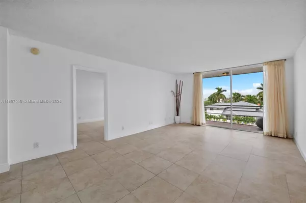 North Miami Beach, FL 33160,2935 NE 163rd St #4I