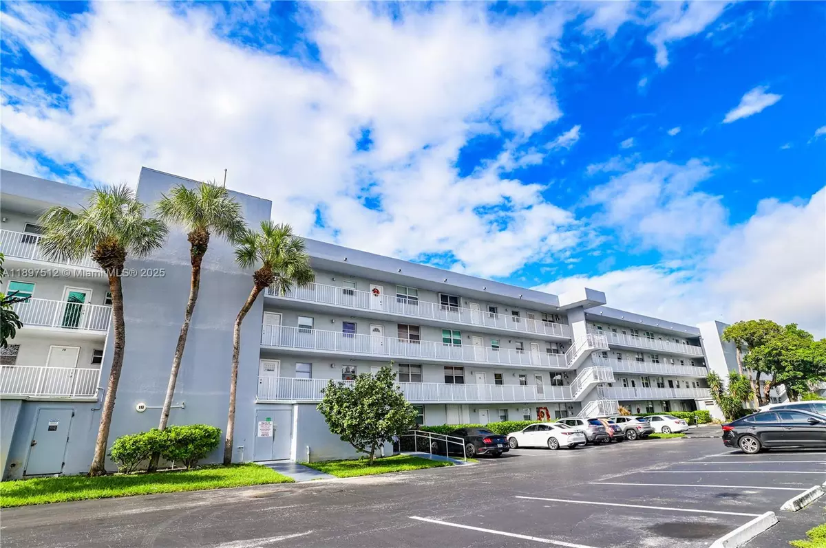 Oakland Park, FL 33309,110 Royal Park Dr #2H