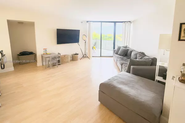 Aventura, FL 33180,3610 Yacht Club Dr #414