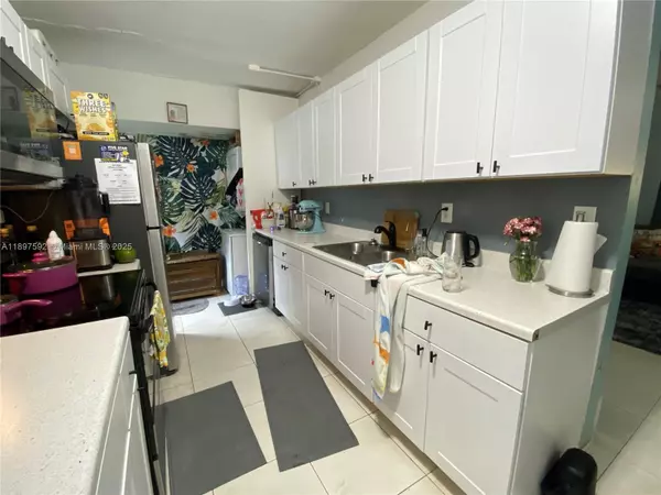 Miami, FL 33179,1121 NE 214th St