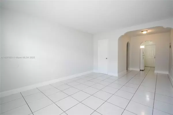Miami Beach, FL 33141,7829 Carlyle #4