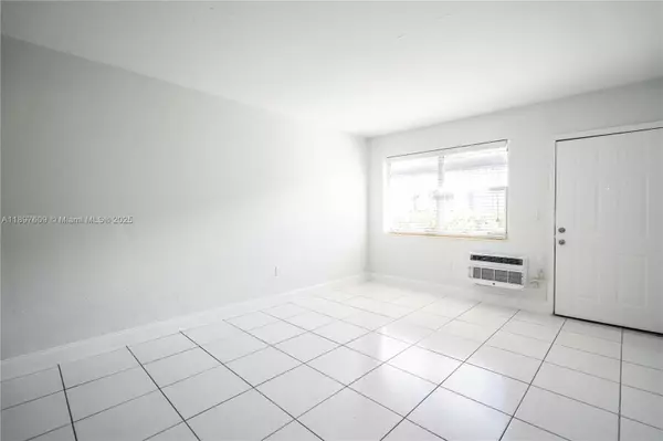 Miami Beach, FL 33141,7829 Carlyle #4