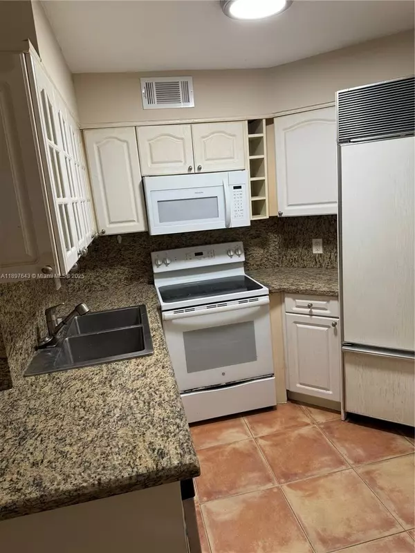 Oakland Park, FL 33309,216 Lake Pointe Dr #120