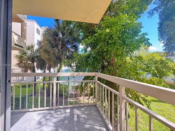 Doral, FL 33166,8290 Lake Dr #211