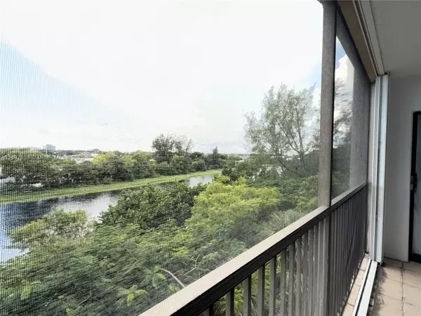 Pompano Beach, FL 33069,2206 S Cypress Bend Dr #508