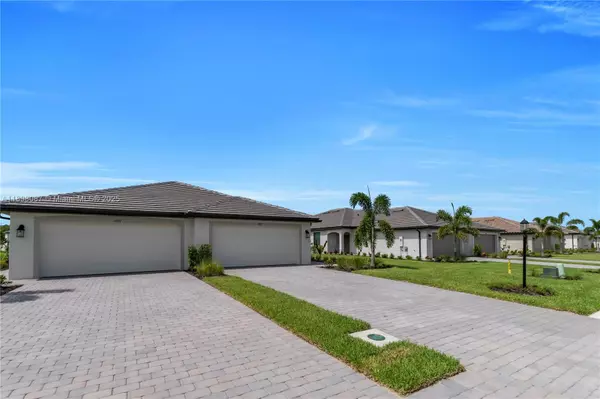 Estero, FL 33928,19553 HINKLEY DR #19553