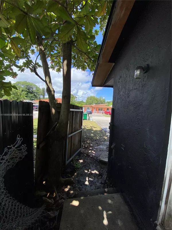 Miramar, FL 33023,6132 SW 39th St #Front