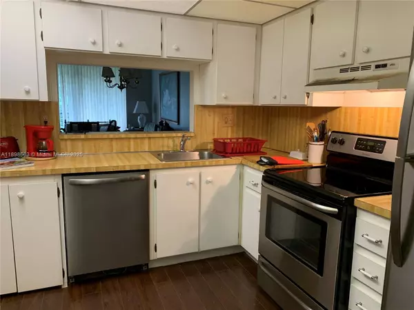 Pembroke Pines, FL 33026,900 Colony Point Cir #305