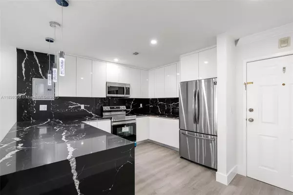 Miami, FL 33173,9405 SW 76th St #Y11