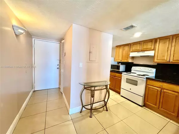Hialeah Gardens, FL 33016,9915 W Okeechobee Rd #2-506