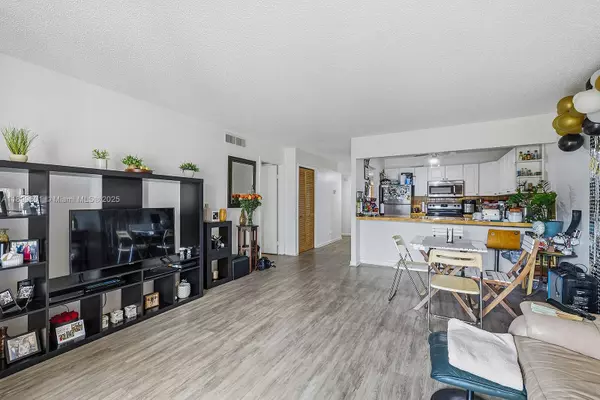 Weston, FL 33326,428 Lakeview Dr #103