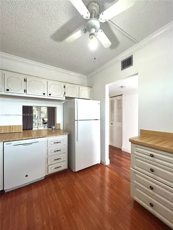 Sunrise, FL 33313,6005 Del Lago Cir #210