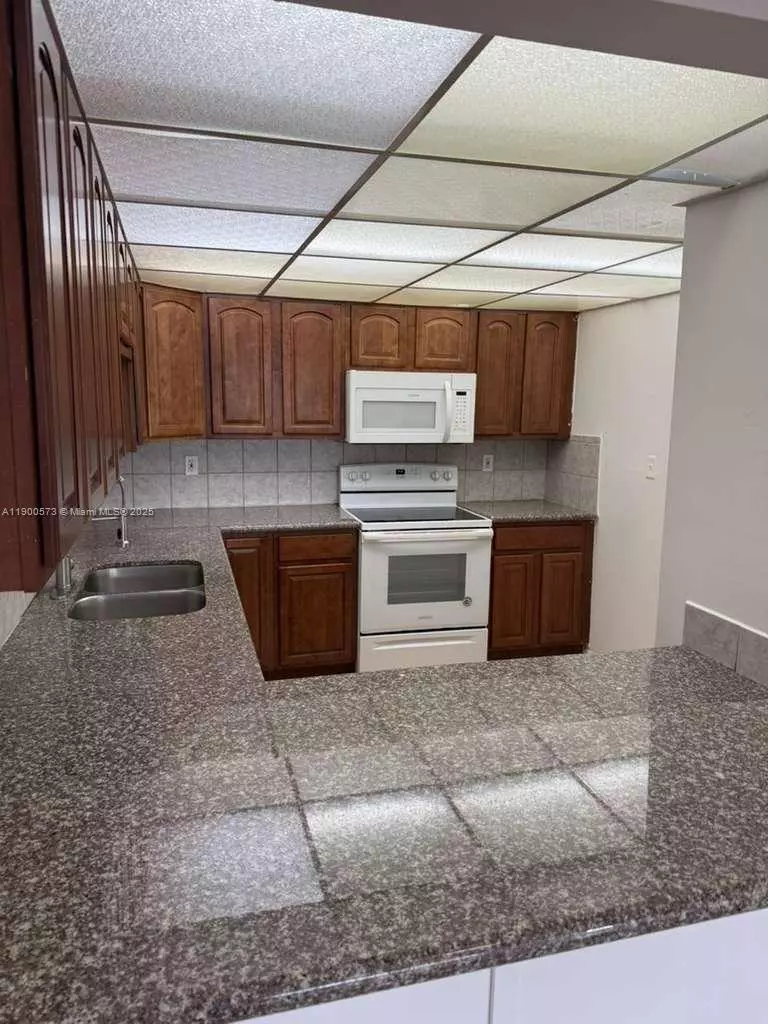 Hialeah, FL 33015,7000 NW 186th St #4-226