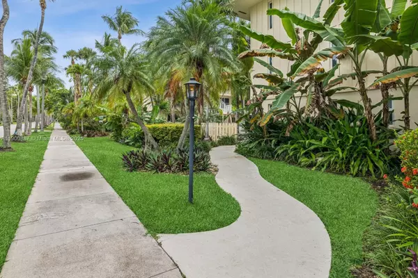Key Biscayne, FL 33149,255 Sunrise Dr #107
