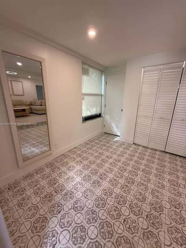 Hollywood, FL 33020,2227 Roosevelt St