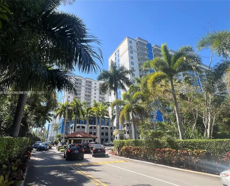 5091 NW 7th St #PH-10, Miami, FL 33126