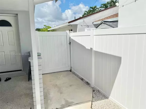 Miami, FL 33125,940 NW 32nd Ct #Back