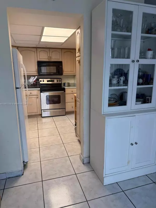 North Miami, FL 33181,11840 NE 19th Dr #9