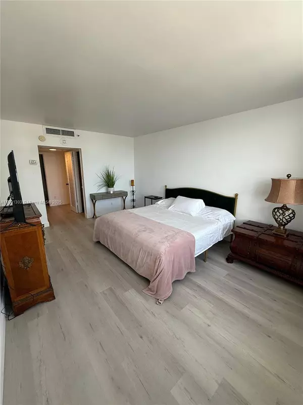 Miami Beach, FL 33139,100 Lincoln Rd #1111