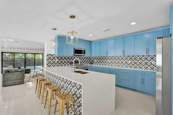 Hollywood, FL 33019,1141 N Northlake Dr