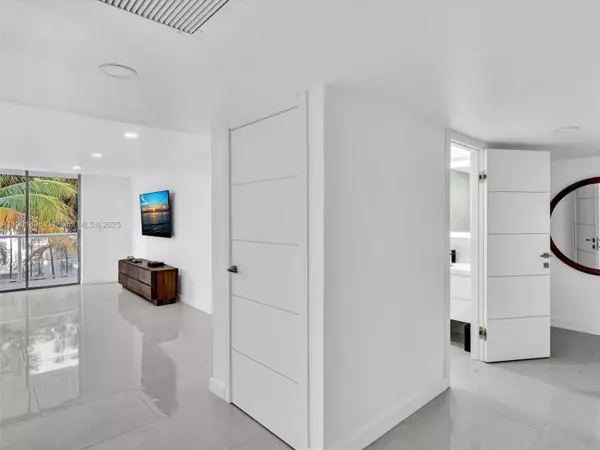 Bay Harbor Islands, FL 33154,10000 W Bay Harbor Dr #201