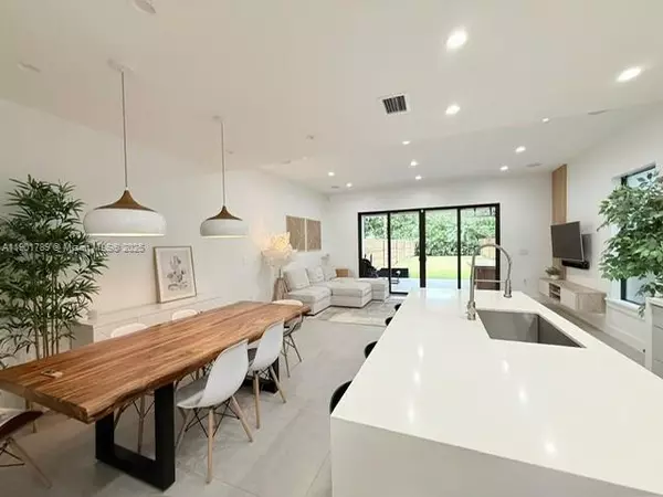 Miami, FL 33165,8871 SW 28th St