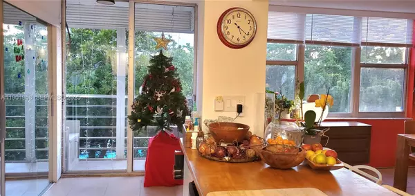 North Miami Beach, FL 33160,17890 W Dixie Hwy #515