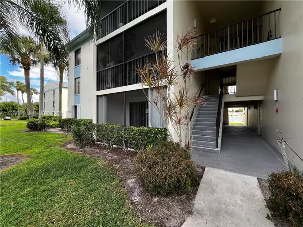 West Palm Beach, FL 33409,1108 Green Pine Blvd #A1