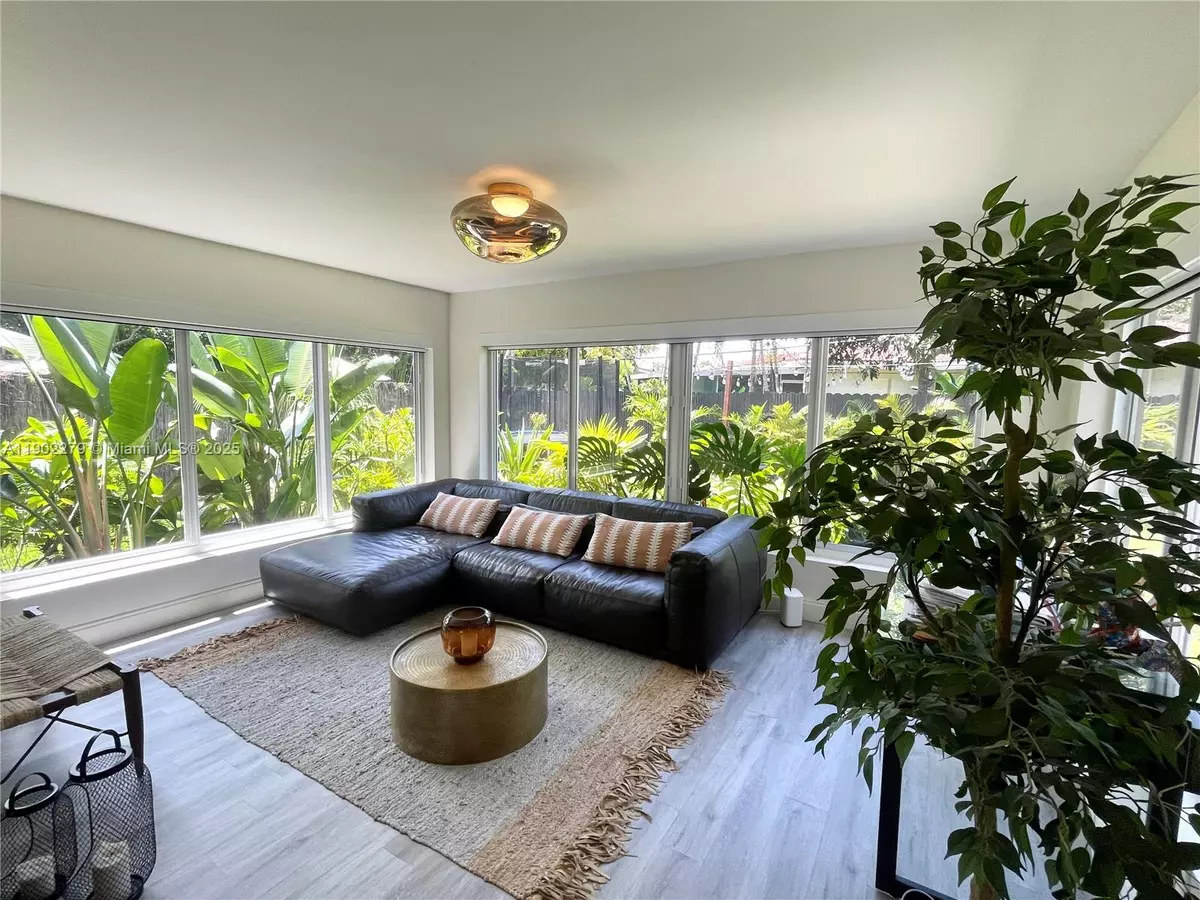 Hollywood, FL 33023,5733 Madison St