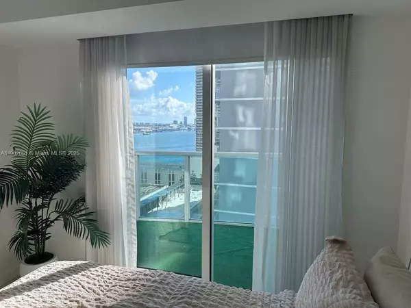 Miami, FL 33131,41 SE 5th St #1201