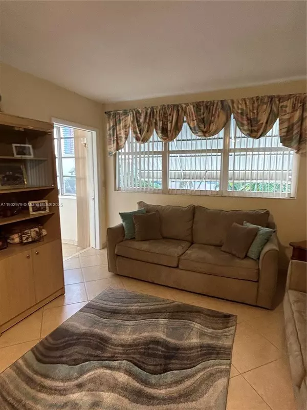 Hallandale Beach, FL 33009,1333 E Hallandale Beach Blvd #406