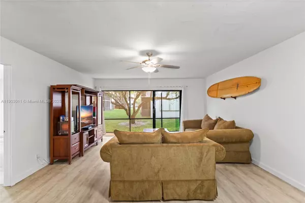 212 W Laurel Dr #1303, Margate, FL 33063