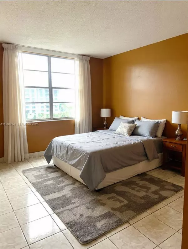 North Miami Beach, FL 33162,2025 NE 164th St #508