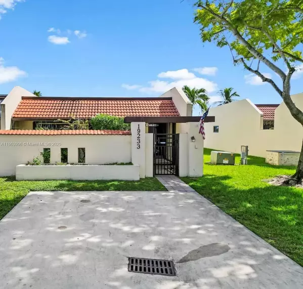 19233 NW 64th Ct, Hialeah, FL 33015