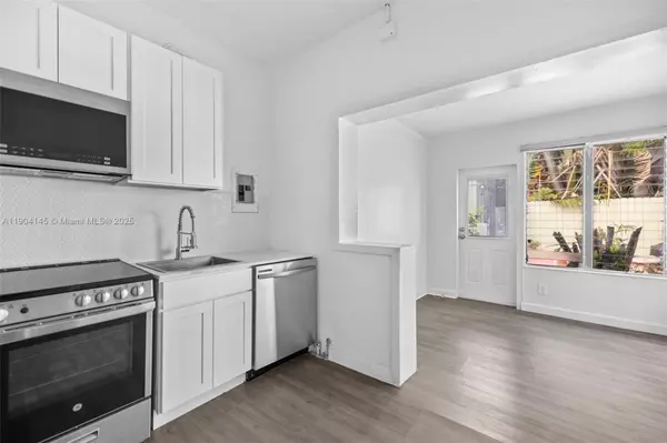 Miami Beach, FL 33140,2822 Pine Tree Dr #5