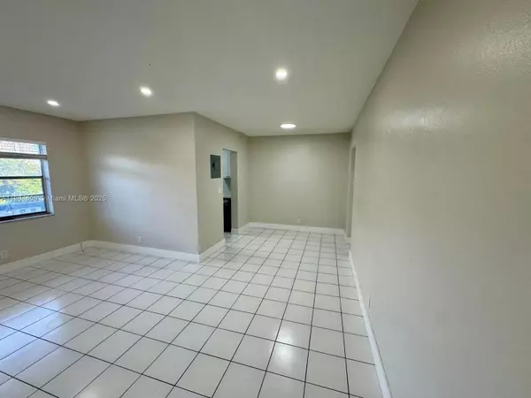 Hollywood, FL 33020,2418 Polk St #206