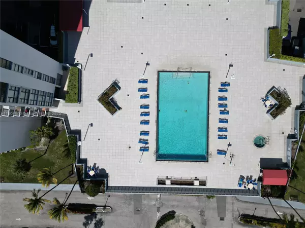 Aventura, FL 33180,3675 N Country Club Dr #210