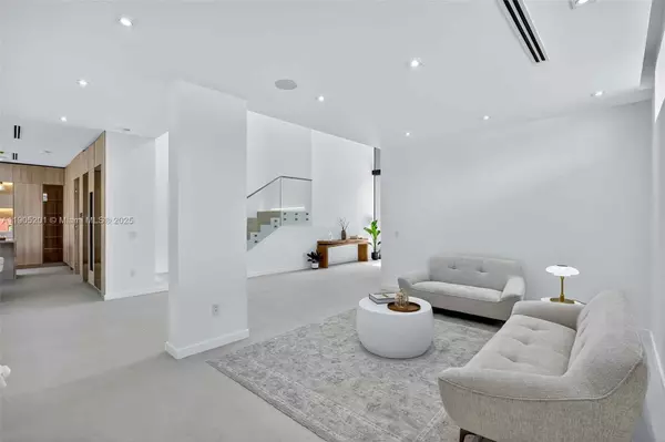 Miami Beach, FL 33140,1021 W 46th St