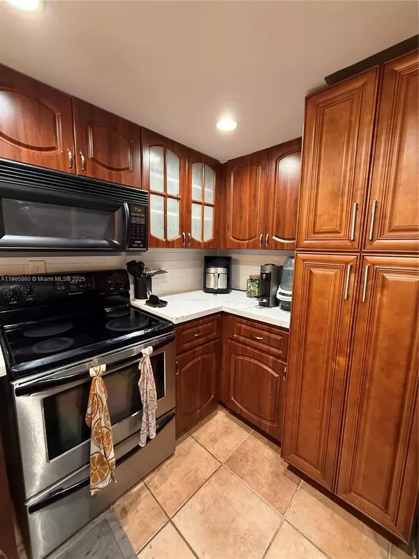 Miami, FL 33131,540 Brickell Key Dr #212